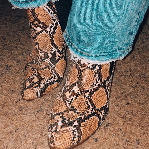 Qupid Shoes - Snakeskin booties